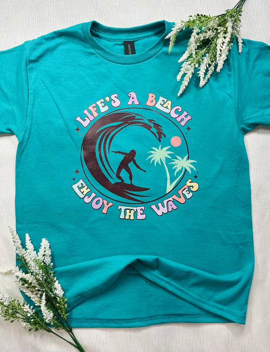 Life’s a Beach Enjoy The Waves Graphic Tee Size Youth Large