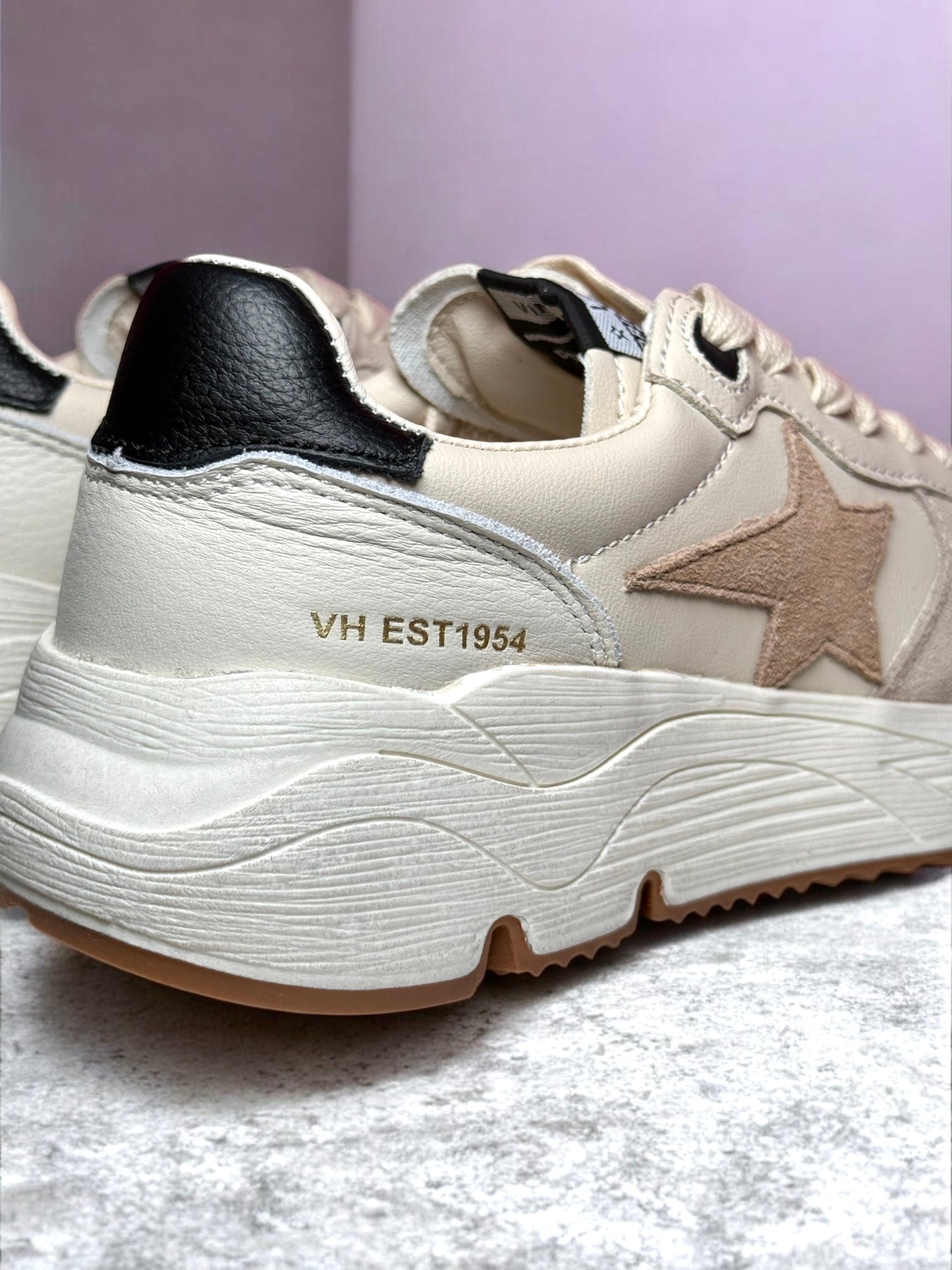 Nova Brown Star Low-Top Sneakers