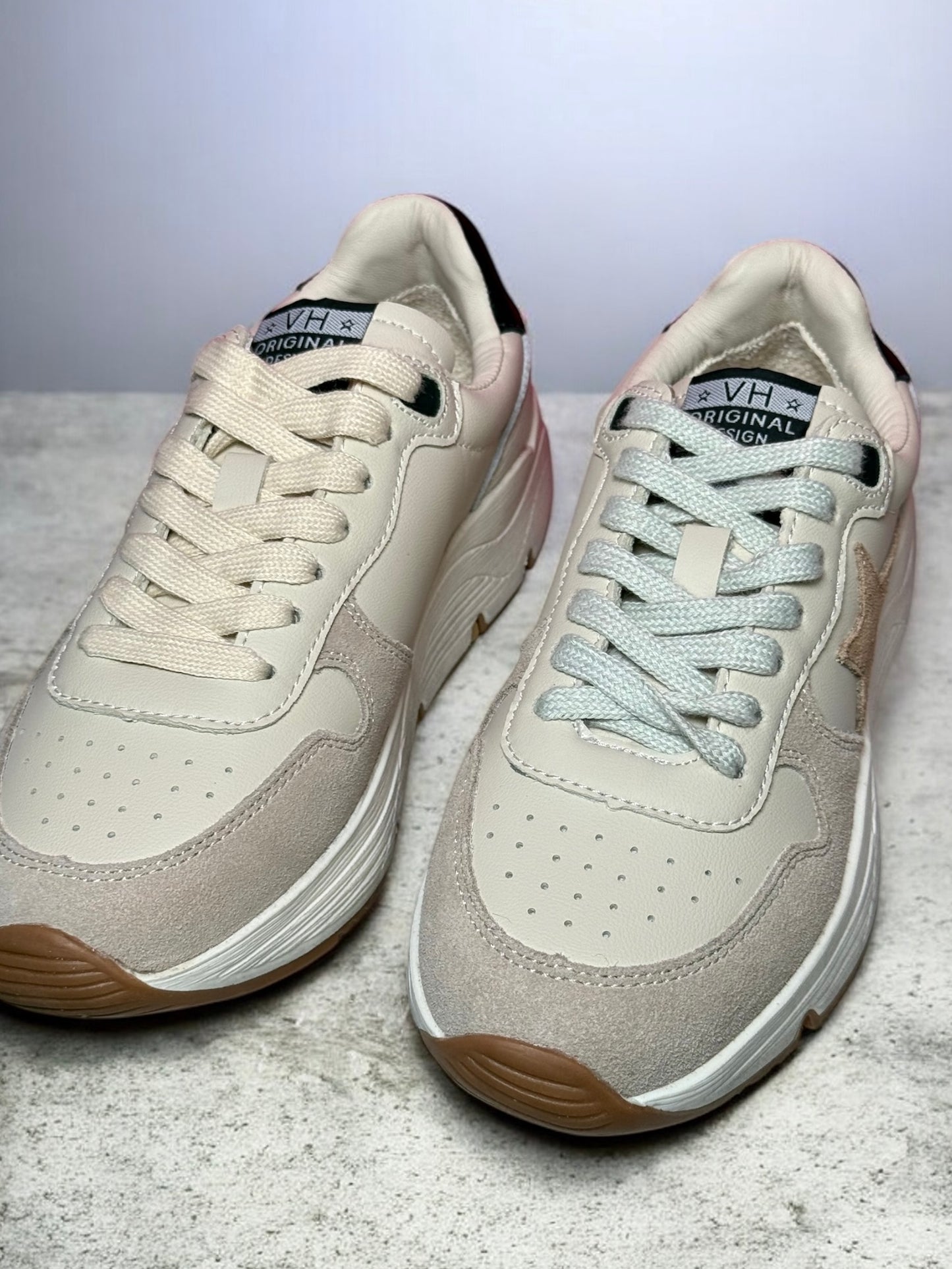 Nova Brown Star Low-Top Sneakers