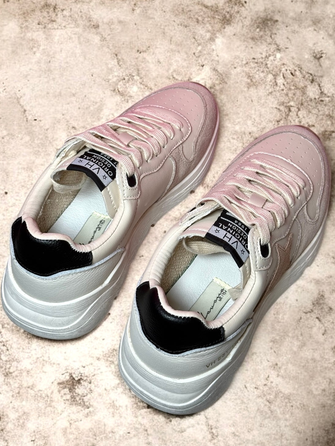 Nova Brown Star Low-Top Sneakers